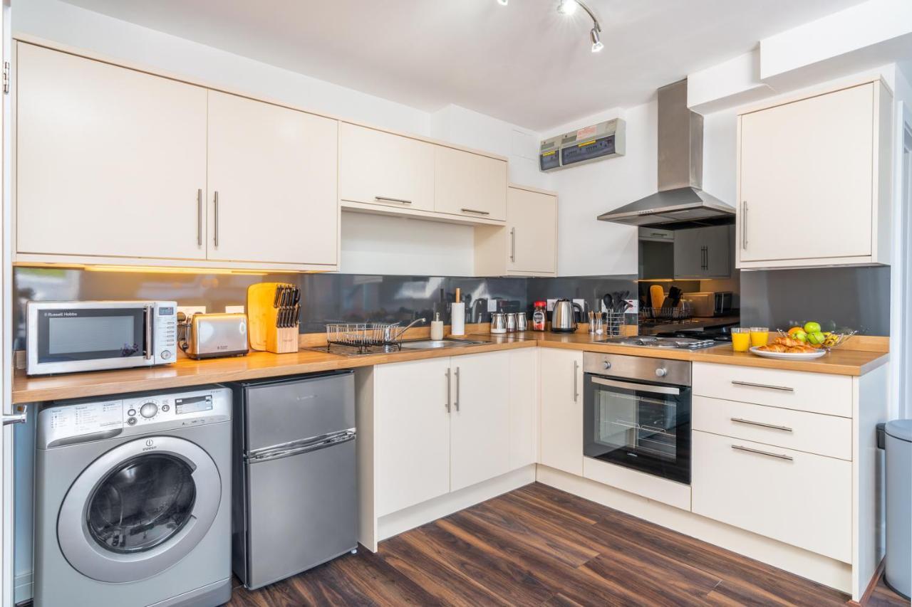 Beautiful Flat Town Centre 55 Inch Smart Tv + Netflix *