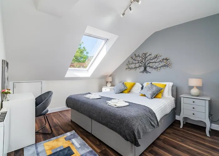 Beautiful Flat Town Centre 55 Inch Smart Tv + Netflix