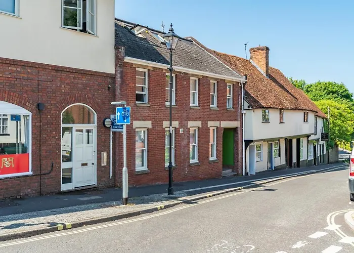 Beautiful Flat Town Centre 55 Inch Smart Tv + Netflix